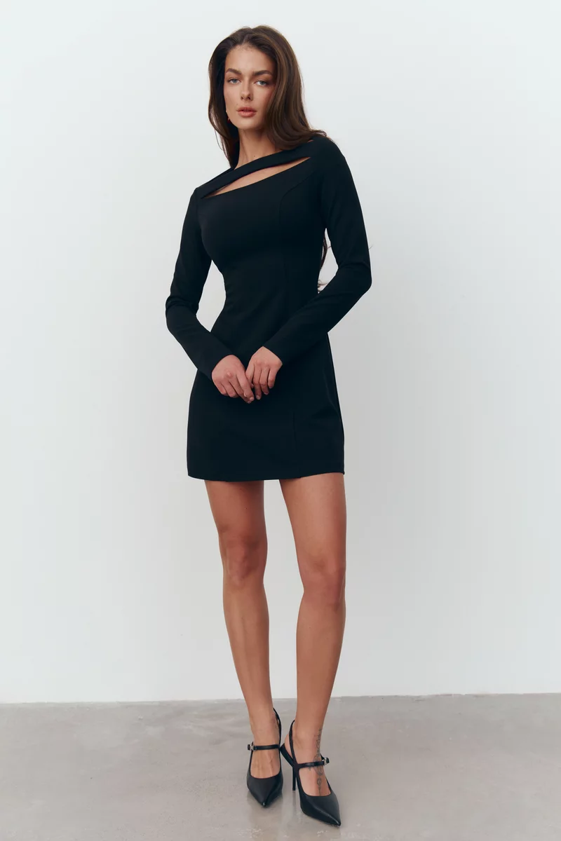 Черное платье мини с акцентным вырезом фотография 1