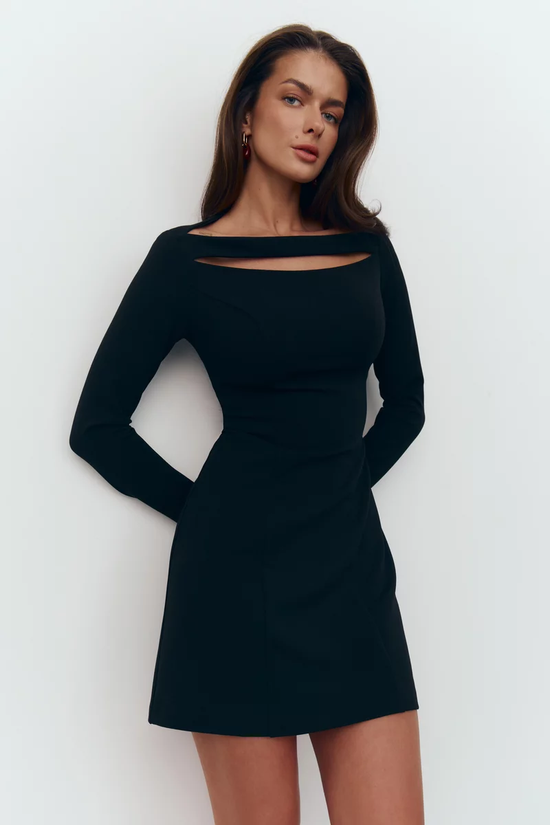 Черное платье мини с акцентным вырезом фотография 4