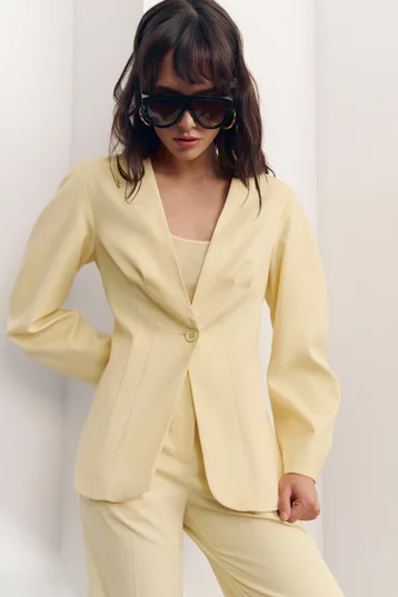 Желтый жакет с V-образным вырезом фотография 1