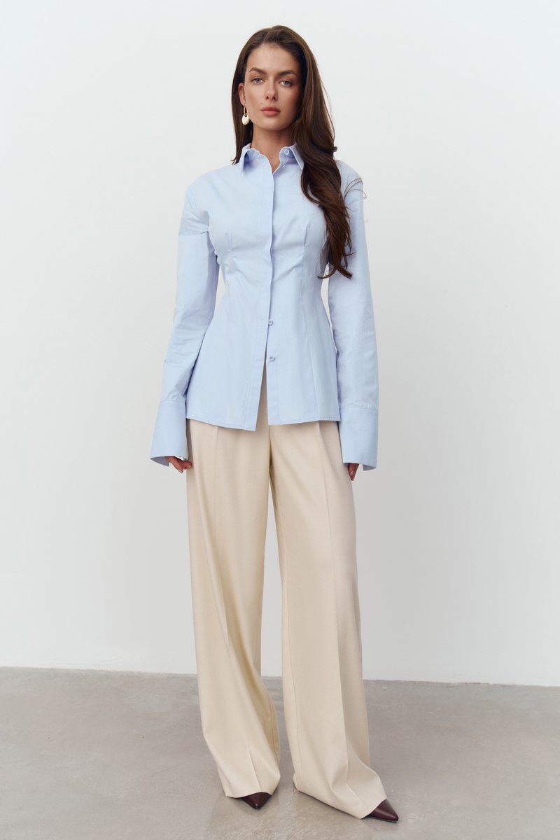 

Блакитна сорочка із акцентною відкритою спиною