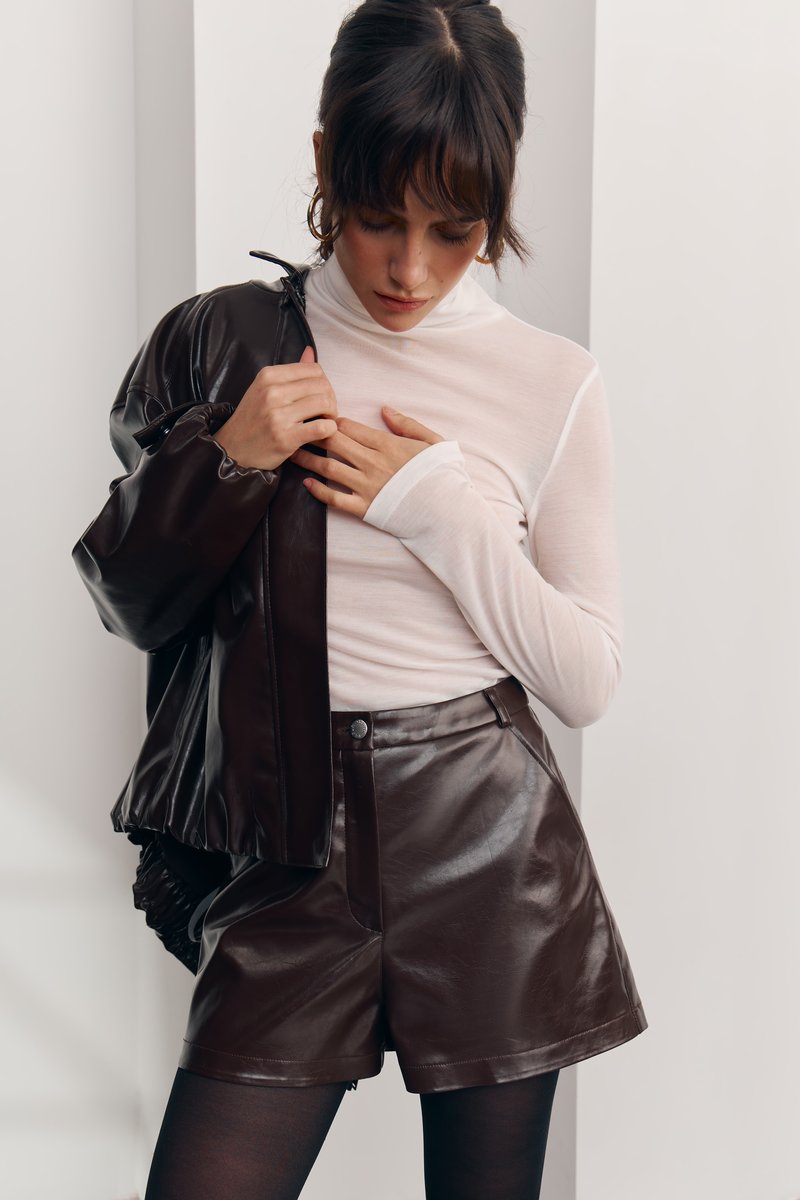 

Короткі шорти з екошкіри у шоколадному відтінку