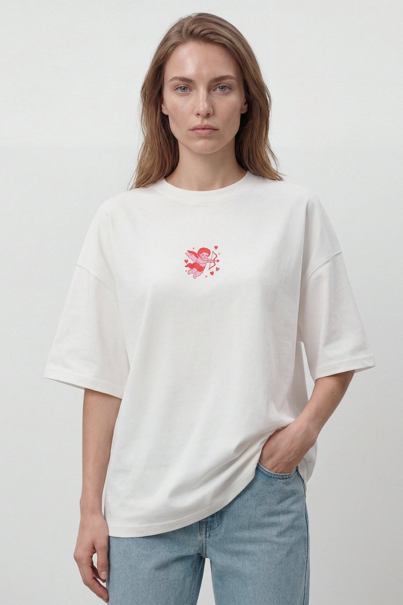 Молочная футболка оверсайз с романтическим принтом фотография 1