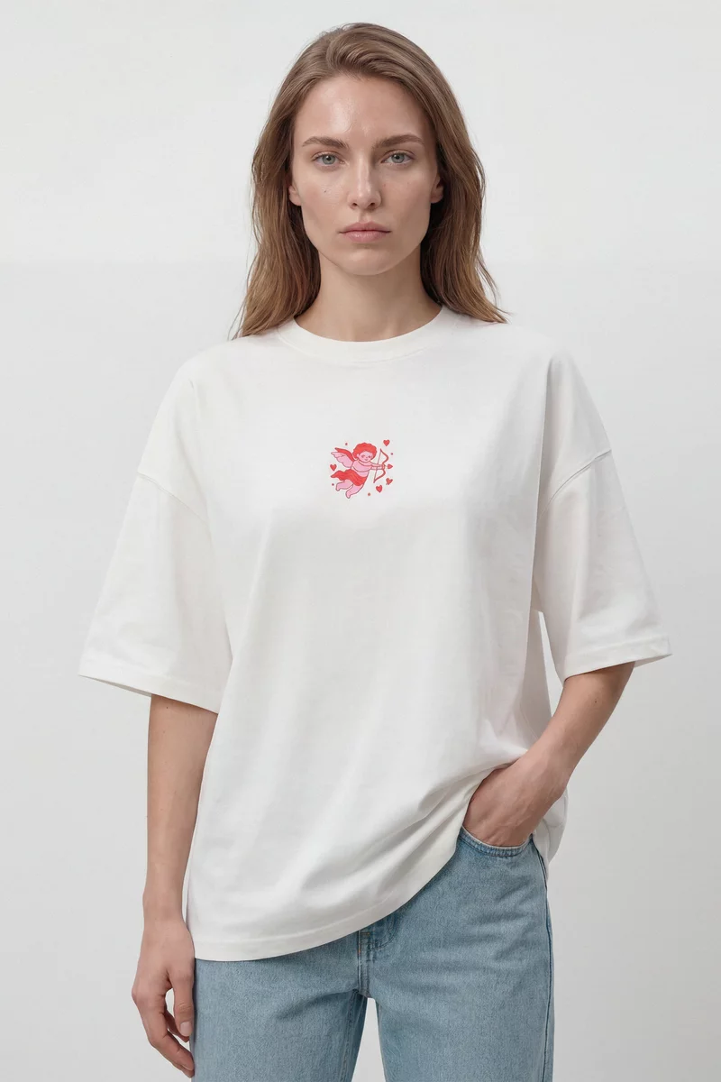 Молочная футболка оверсайз с романтическим принтом фотография 1