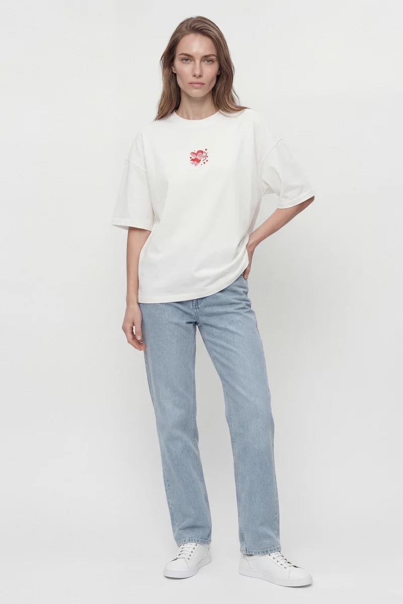 Молочная футболка оверсайз с романтическим принтом фотография 2