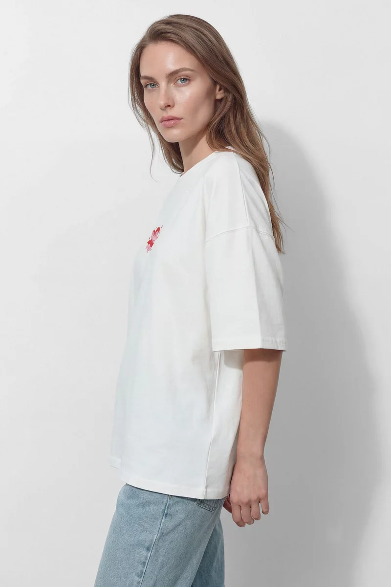 Молочная футболка оверсайз с романтическим принтом фотография 4