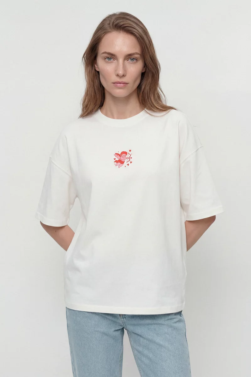 Молочная футболка оверсайз с романтическим принтом фотография 5