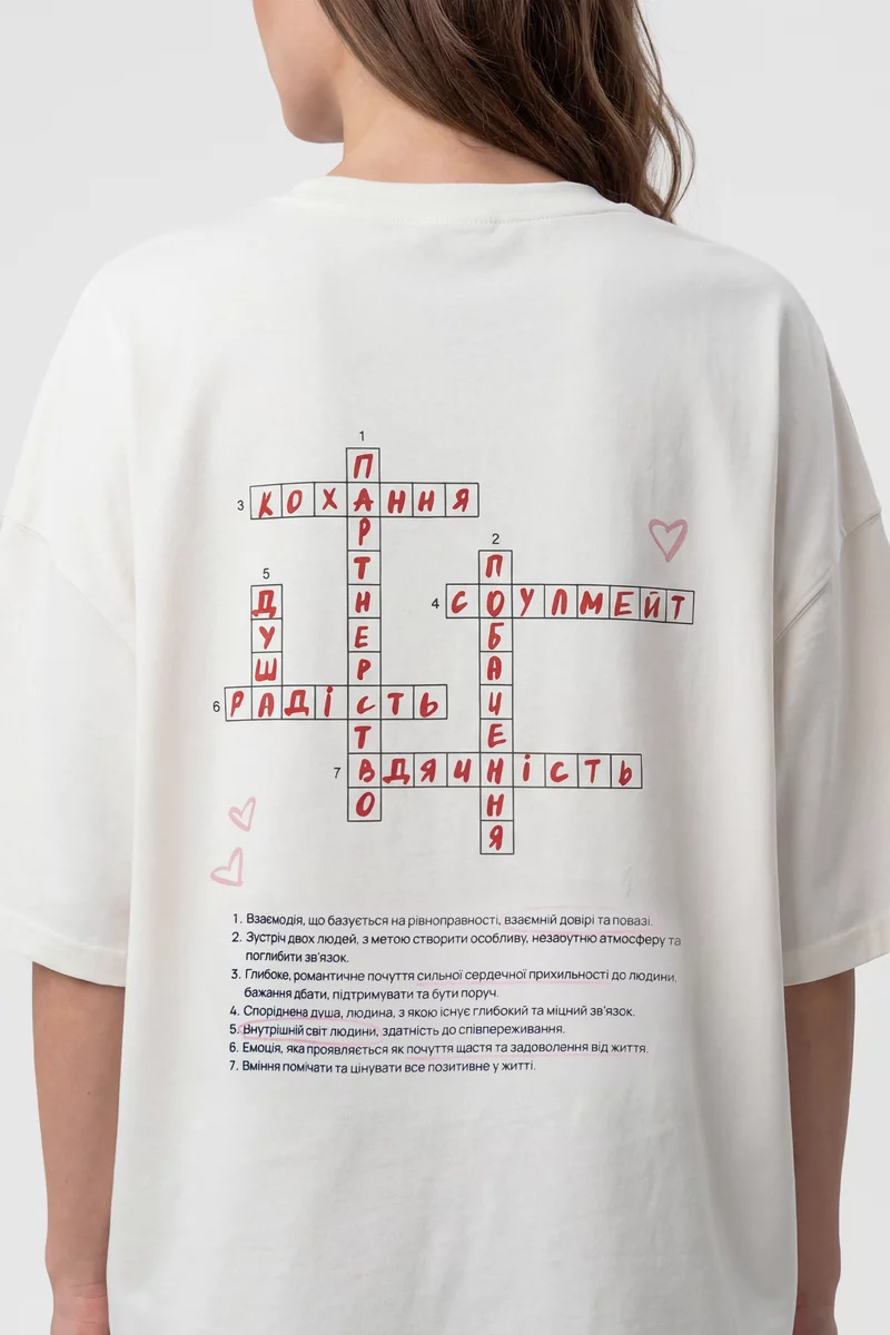 Молочная футболка оверсайз с романтическим принтом фотография 3