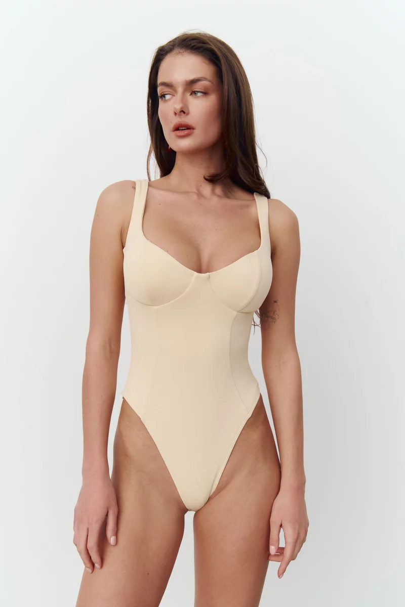 Желтый трикотажный боди на бретелях фотография 4