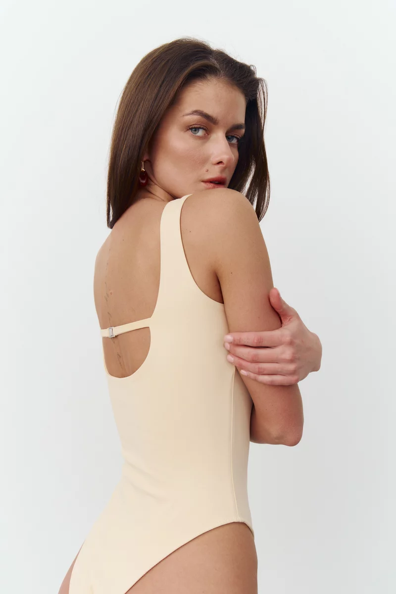 Желтый трикотажный боди на бретелях фотография 5