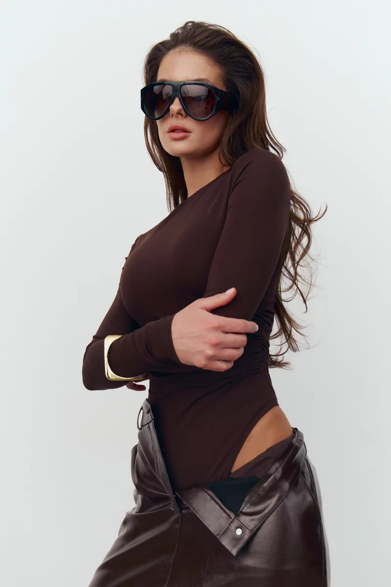 Трикотажный боди асимметричного кроя в шоколадном оттенке Трикотажный боди асимметричного кроя в шоколадном оттенке фотография 2