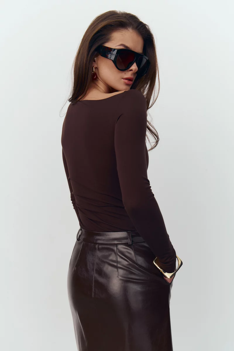 Трикотажный боди асимметричного кроя в шоколадном оттенке Трикотажный боди асимметричного кроя в шоколадном оттенке фотография 4