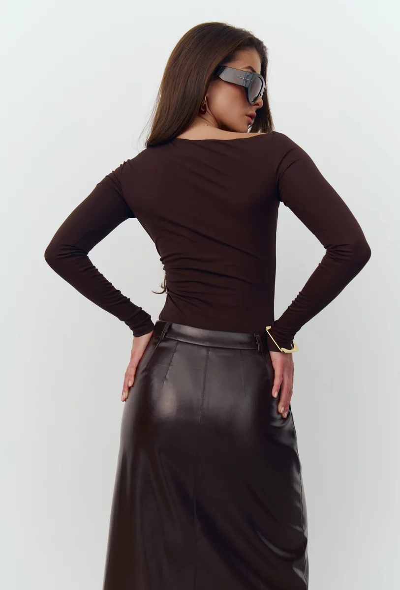 Трикотажный боди асимметричного кроя в шоколадном оттенке Трикотажный боди асимметричного кроя в шоколадном оттенке фотография 5