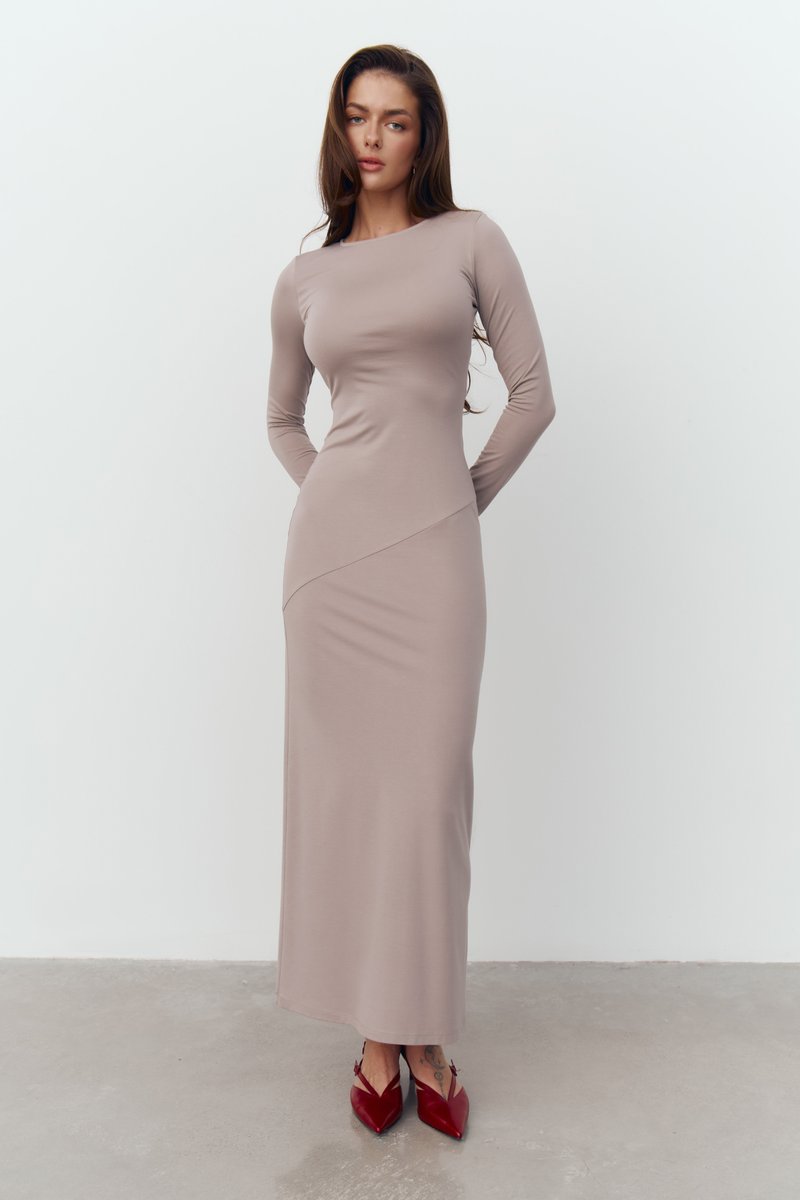 Серое трикотажное платье макси с длинным рукавом фотография 1