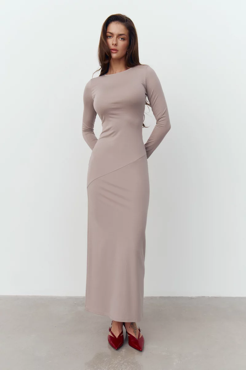 Серое трикотажное платье макси с длинным рукавом фотография 1