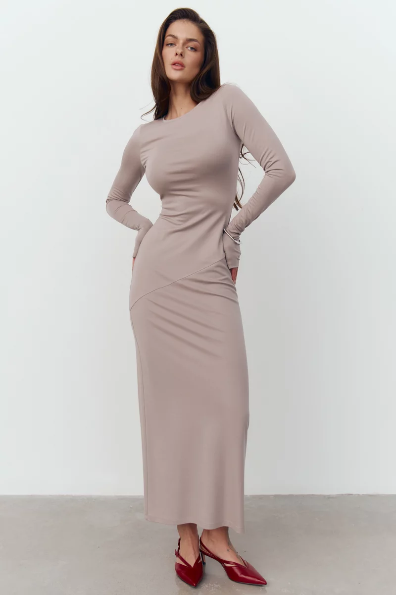 Серое трикотажное платье макси с длинным рукавом фотография 2