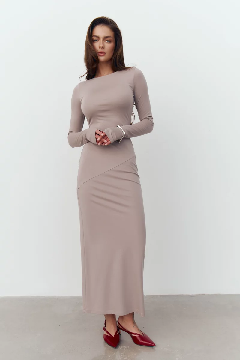 Серое трикотажное платье макси с длинным рукавом фотография 4