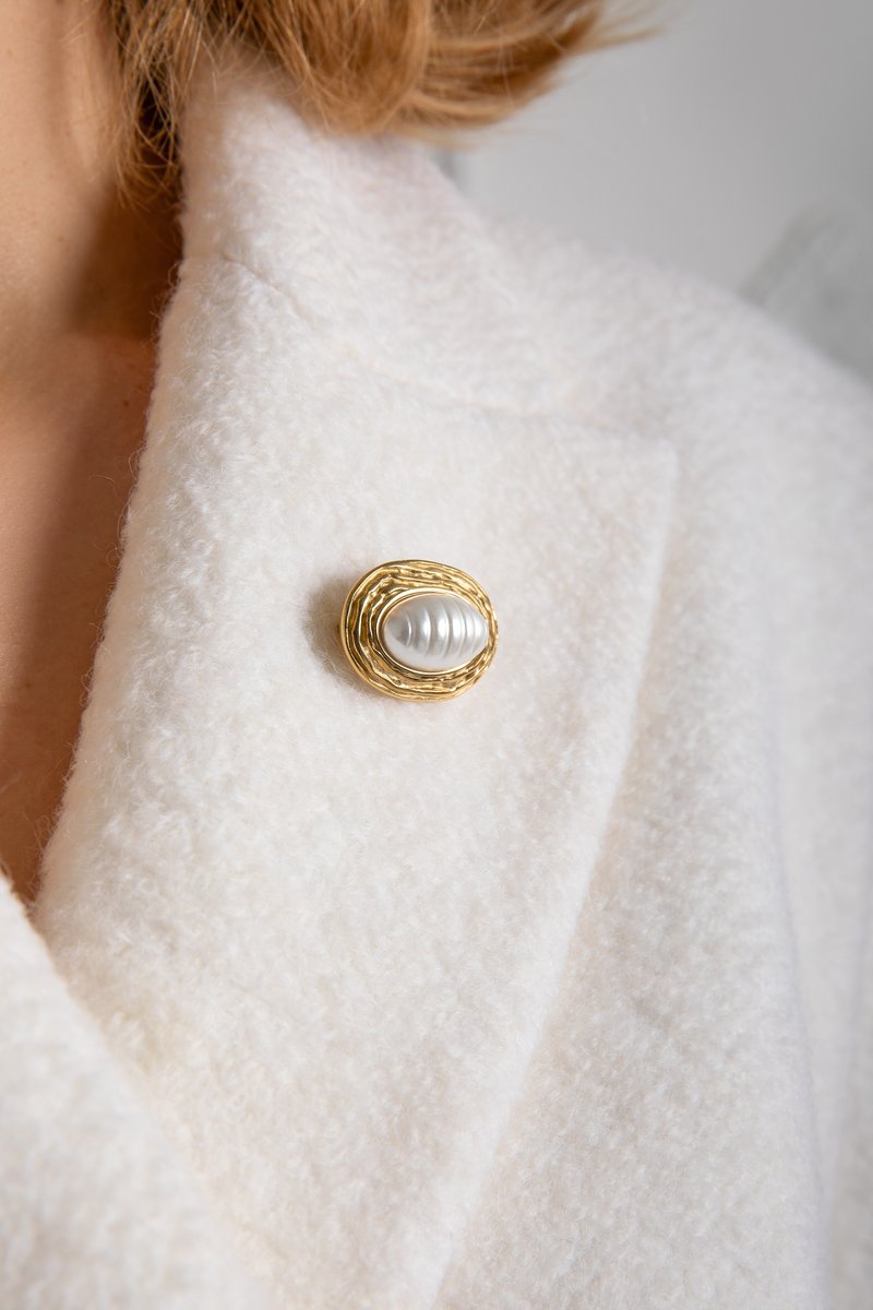 

Золотиста овальна брошка