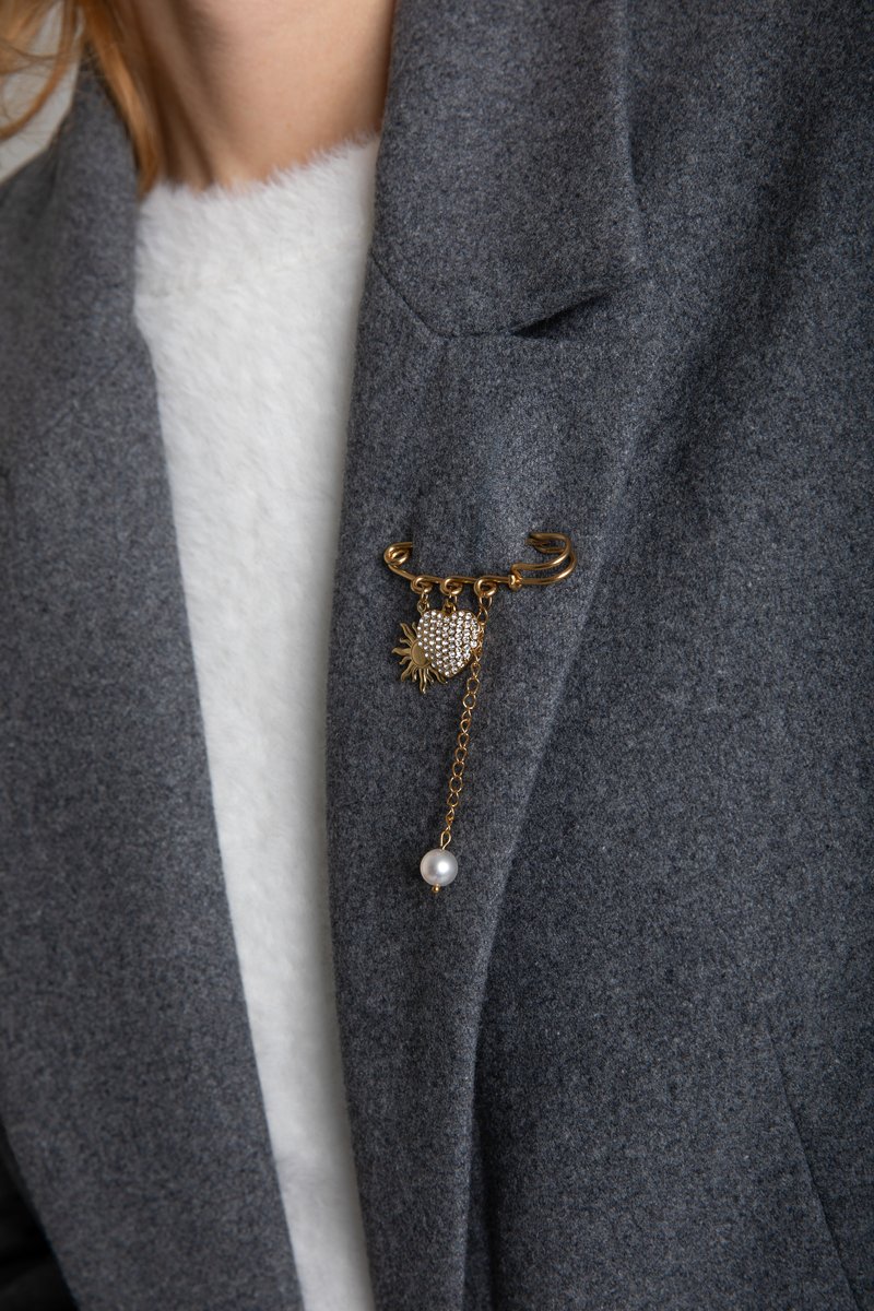 

Золотиста брошка з підвісками