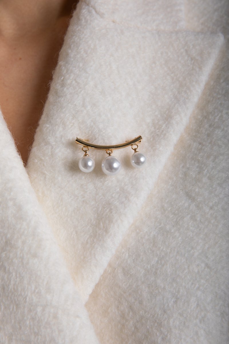 

Золотиста брошка з перлинами