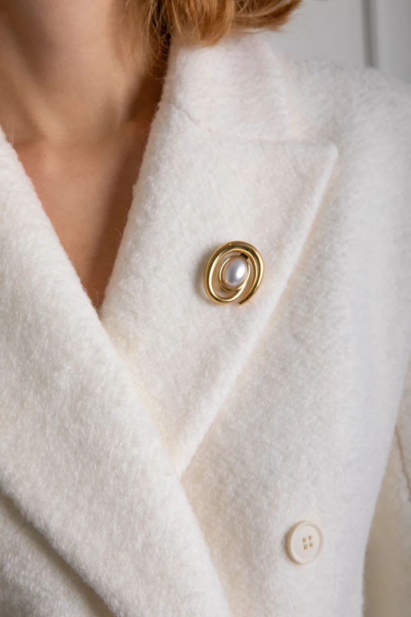 Золотистая брошь овальной формы с жемчужиной Золотистая брошь овальной формы с жемчужиной фотография 1