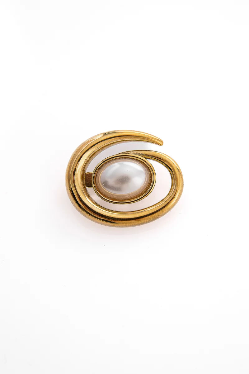 Золотистая брошь овальной формы с жемчужиной Золотистая брошь овальной формы с жемчужиной фотография 3