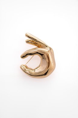 Золотистая брошь в форме руки