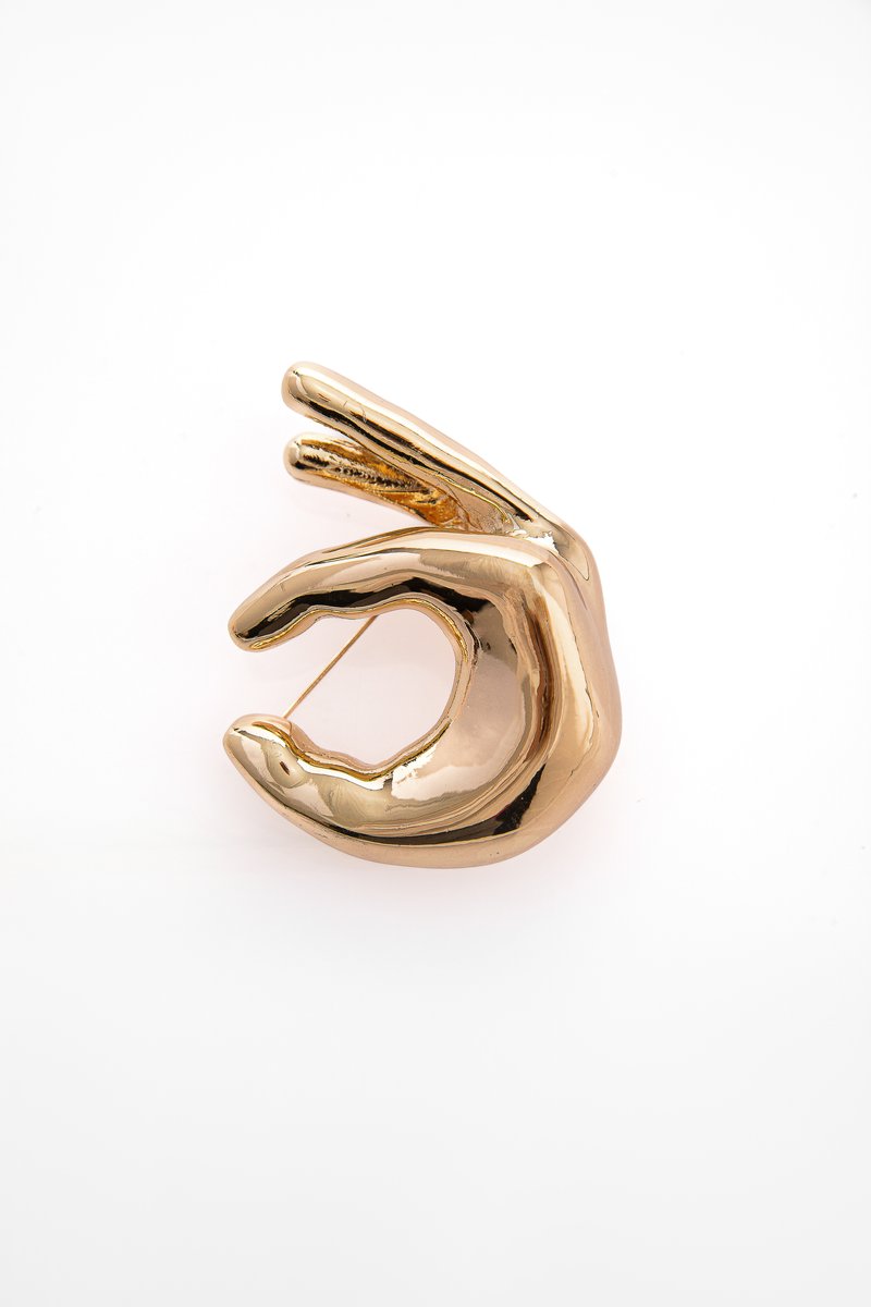 

Золотиста брошка у формі руки