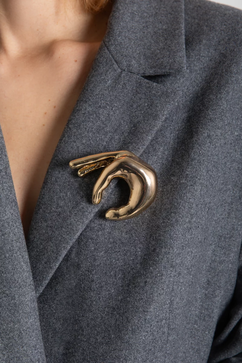 Золотистая брошь в форме руки Золотистая брошь в форме руки фотография 2
