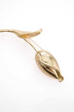 Золотистая брошь в форме цветка