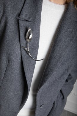 Серебристая брошь в форме цветка