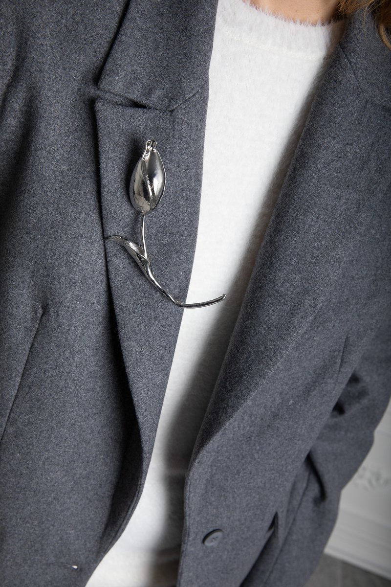 

Срібляста брошка у формі квітки