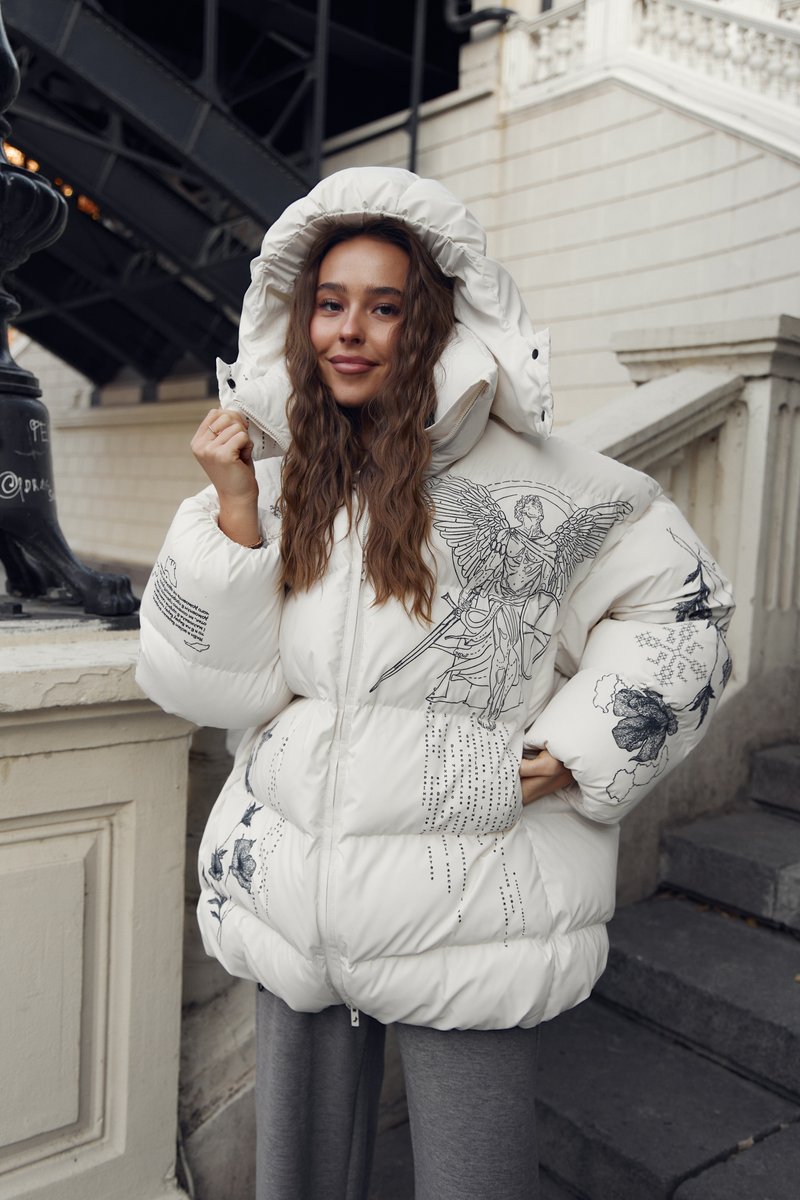 Теплый молочный объемный пуховик с принтом Душа фотография 1