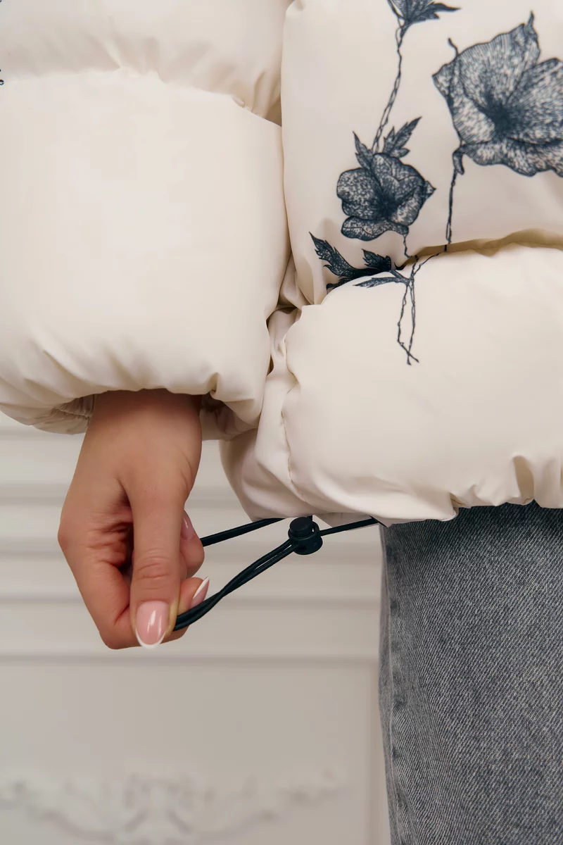 Теплый молочный объемный пуховик с принтом Душа фотография 3