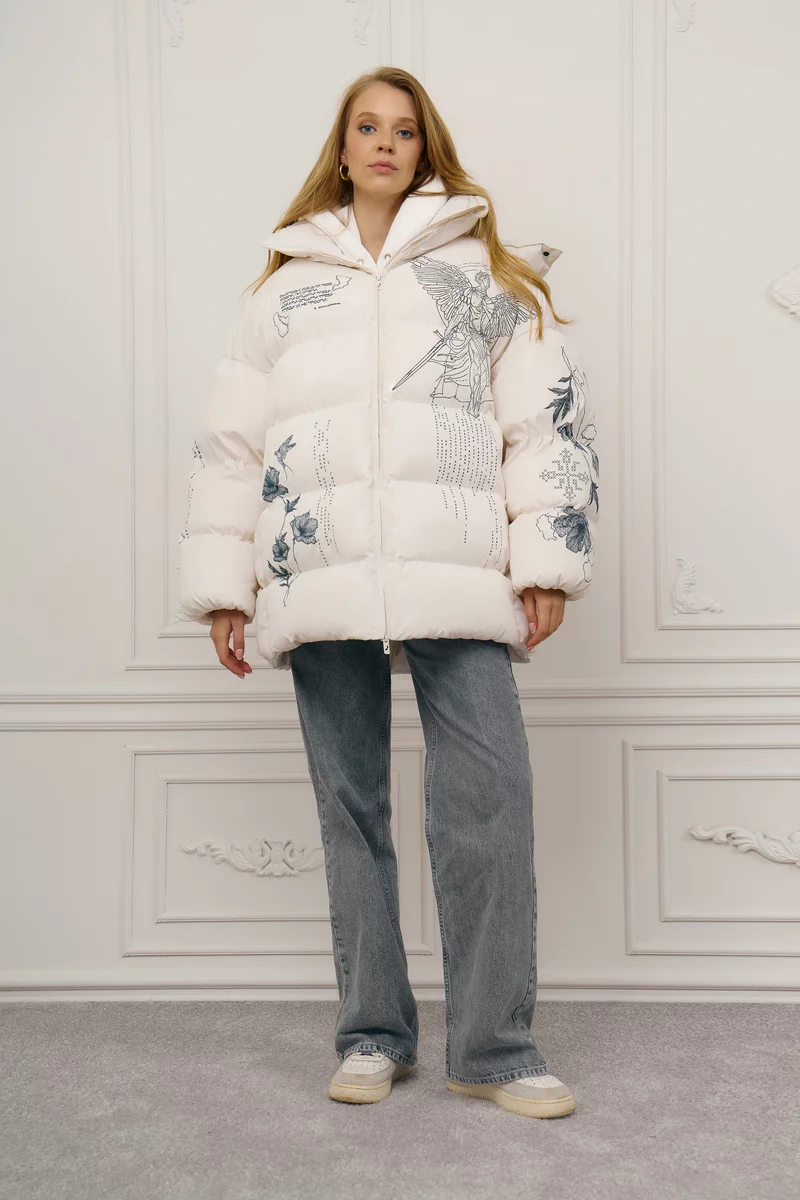 Теплый молочный объемный пуховик с принтом Душа фотография 4