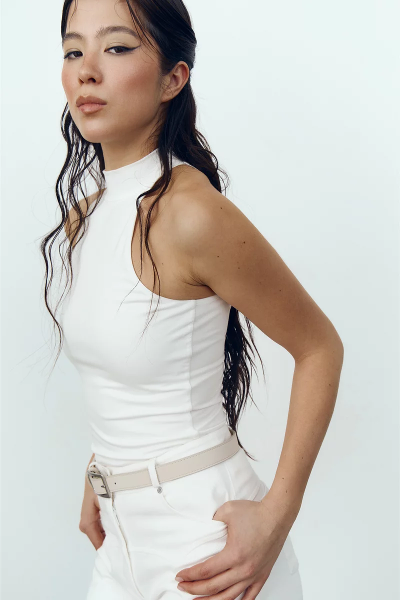 Молочный трикотажный топ с воротником-стойкой фотография 1