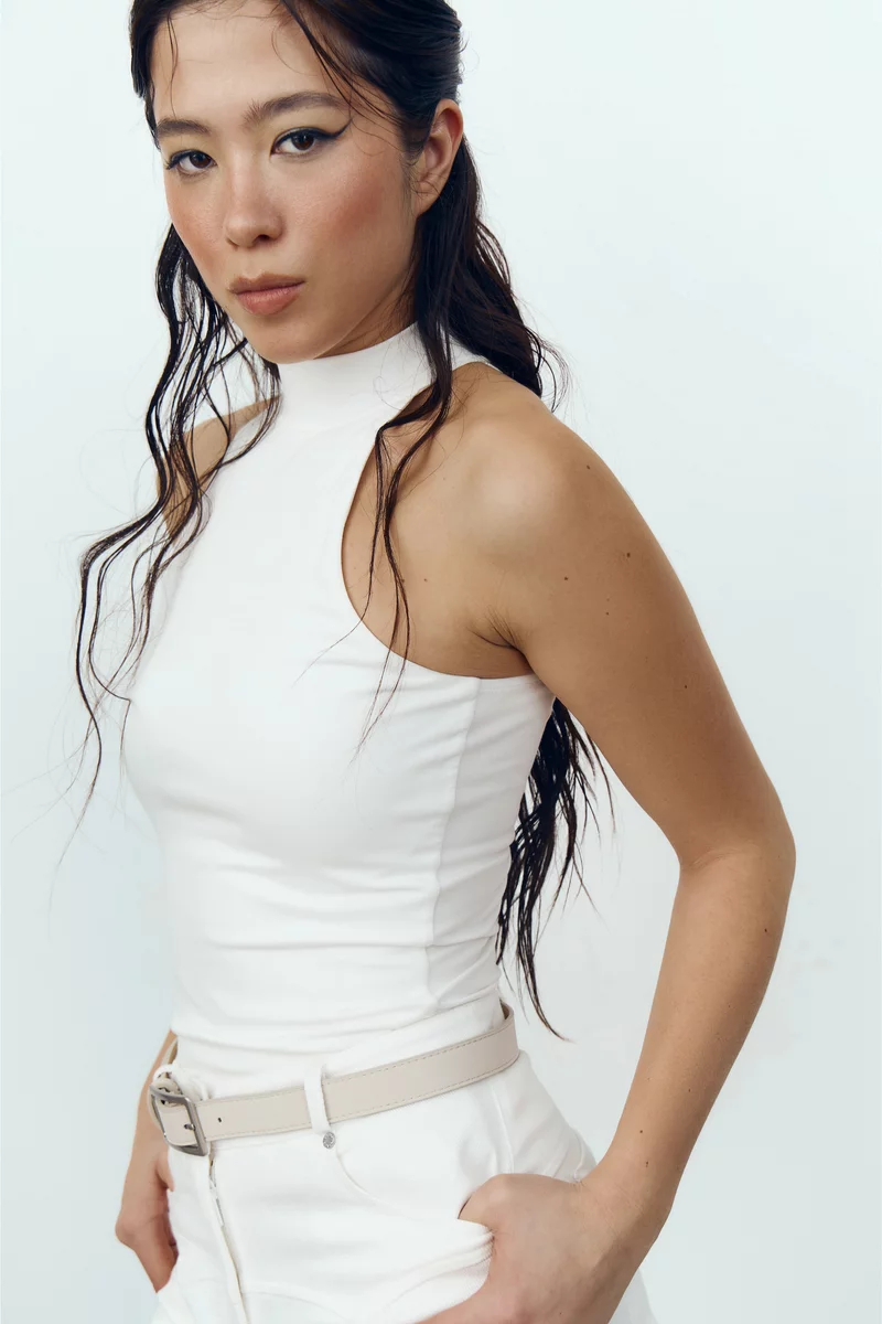 Молочный трикотажный топ с воротником-стойкой фотография 3