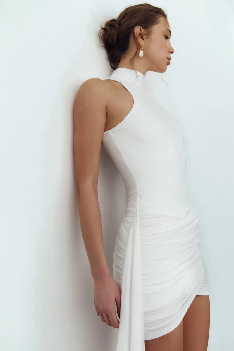 Молочное трикотажное платье мини с боковым шлейфом фотография 2
