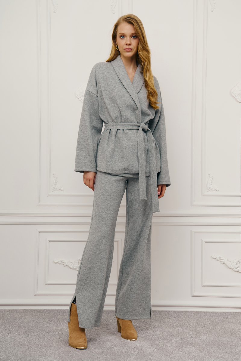 

Сірий трикотажний костюм зі штанами та кімоно
