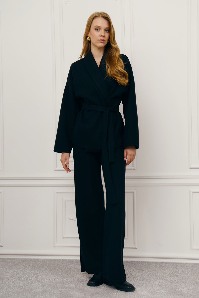 

Чорний трикотажний костюм зі штанами та кімоно