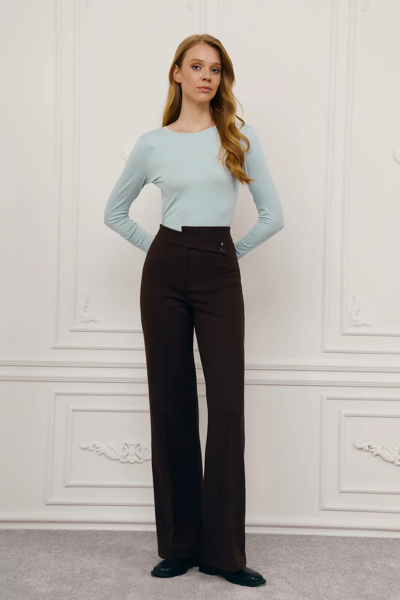 Брюки-палаццо с асимметричным поясом в шоколадном оттенке Брюки-палаццо с асимметричным поясом в шоколадном оттенке фотография 1