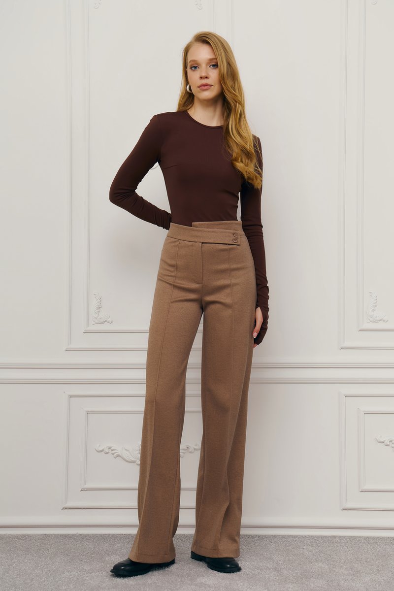 Бежевые брюки-палаццо с асимметричным поясом фотография 1