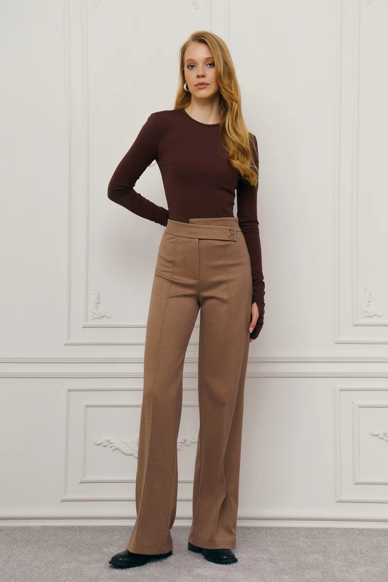 Бежевые брюки-палаццо с асимметричным поясом Бежевые брюки-палаццо с асимметричным поясом фотография 1