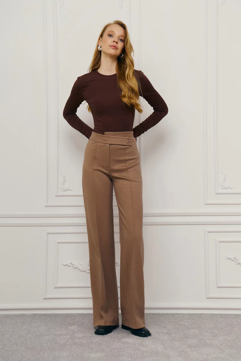 Бежевые брюки-палаццо с асимметричным поясом Бежевые брюки-палаццо с асимметричным поясом фотография 2