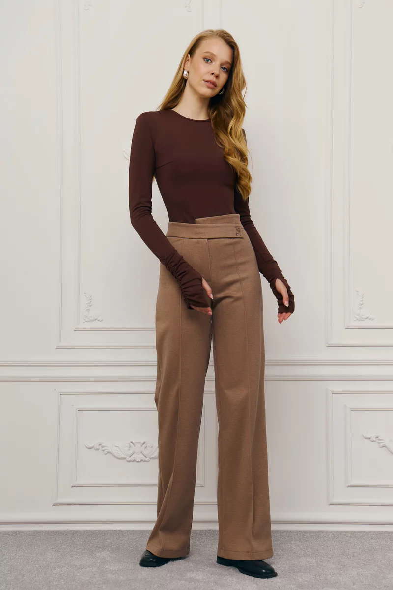 Бежевые брюки-палаццо с асимметричным поясом Бежевые брюки-палаццо с асимметричным поясом фотография 3