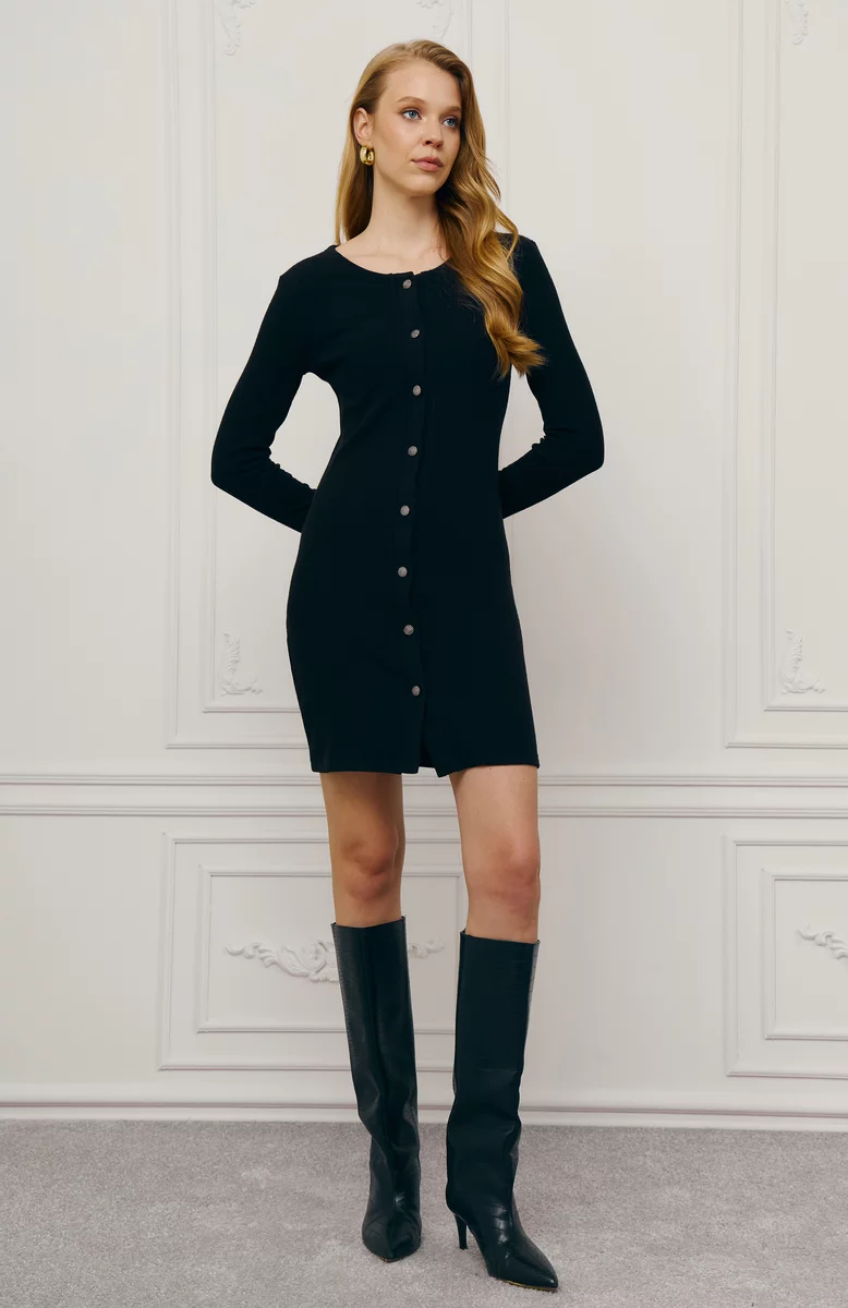 Черное трикотажное платье мини на пуговицах фотография 4