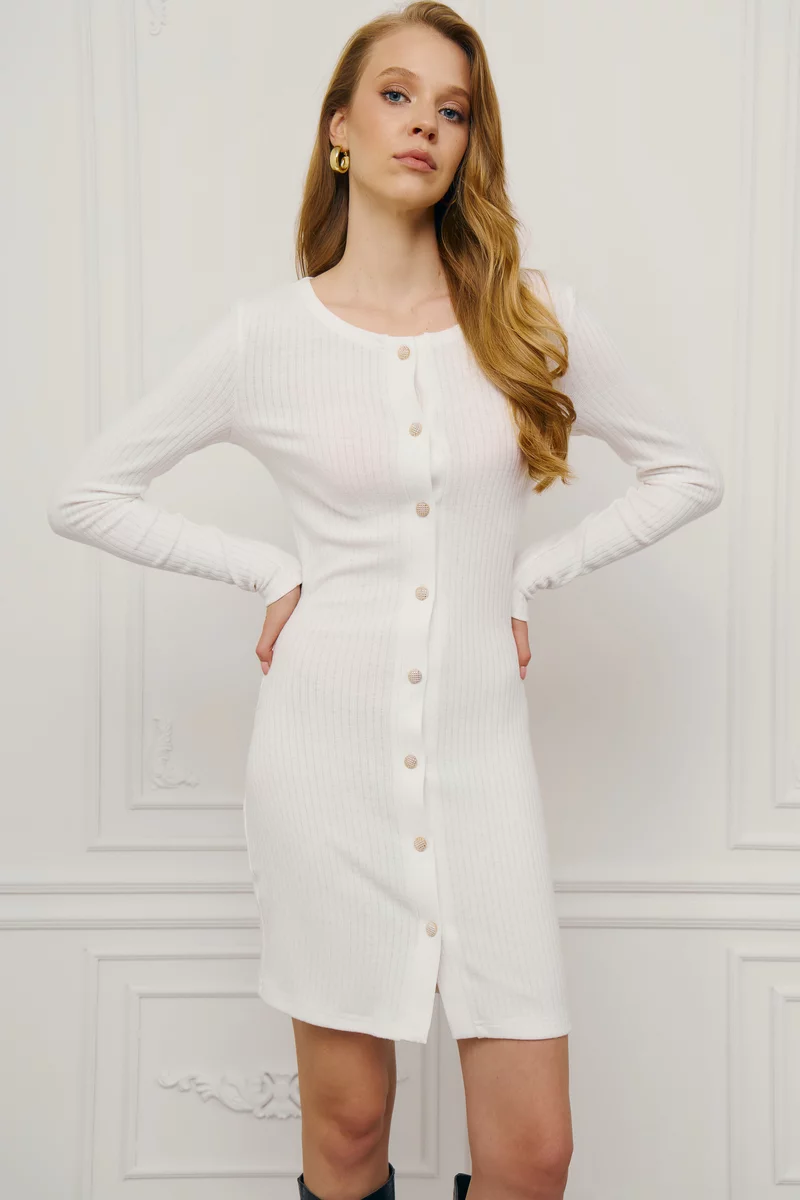 Молочное трикотажное платье мини на пуговицах фотография 4