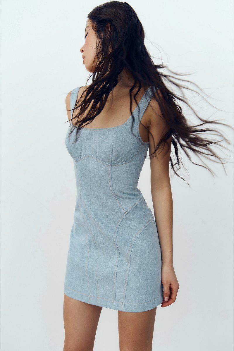 Голубое джинсовое платье мини с моделирующими швами фотография 1