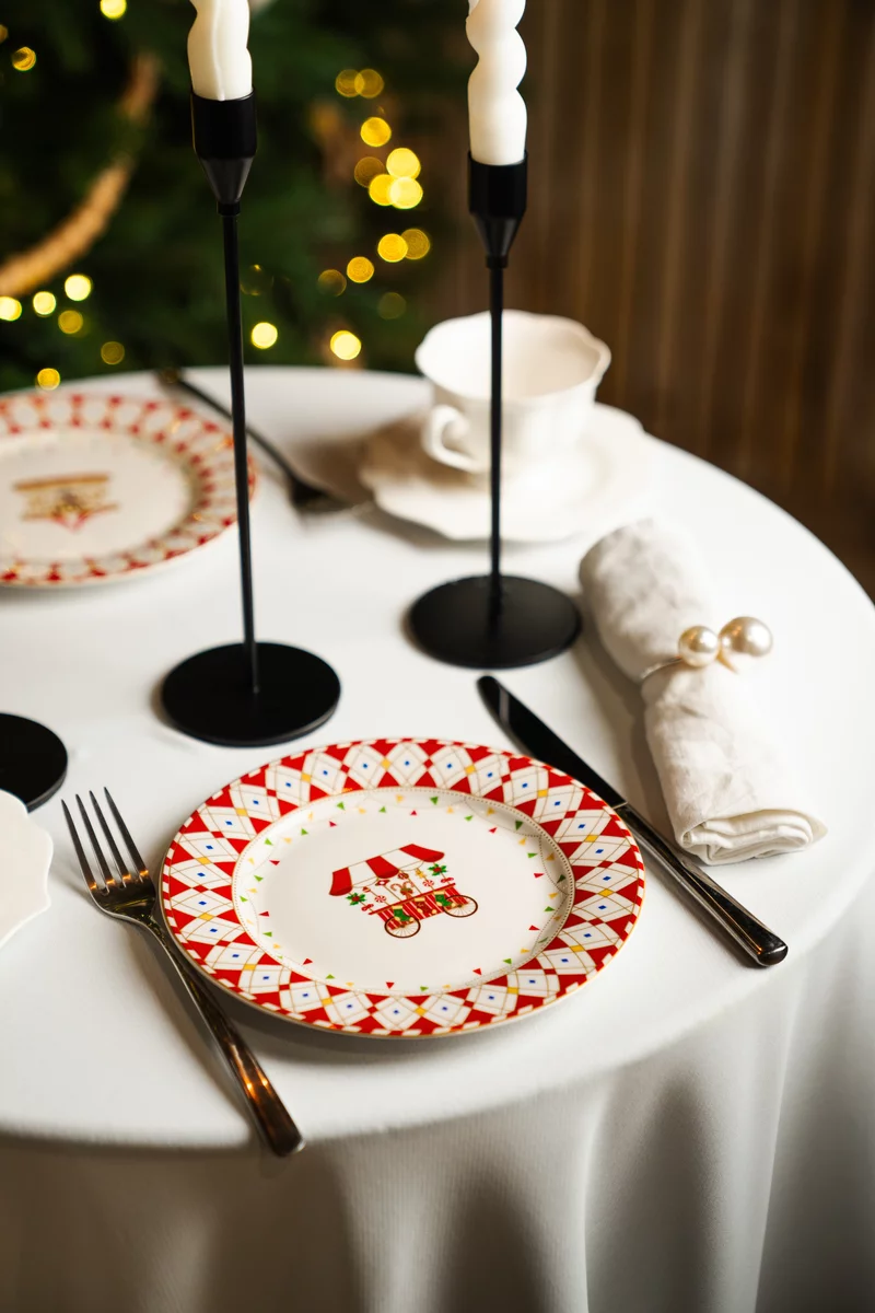 Фарфоровый набор из 4х тарелок с рождественским декором Фарфоровый набор из 4х тарелок с рождественским декором фотография 3