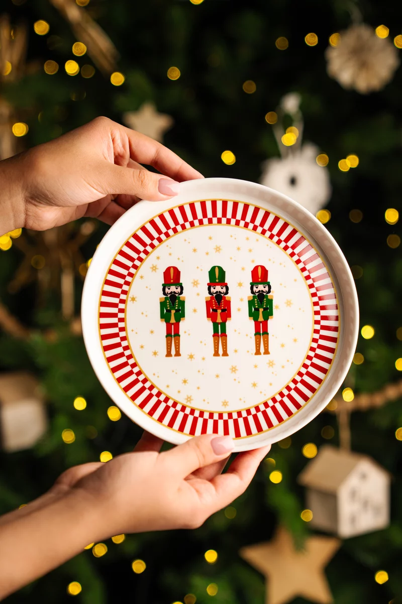 Молочный фарфоровый набор из 2х тарелок с рождественским декором Молочный фарфоровый набор из 2х тарелок с рождественским декором фотография 3