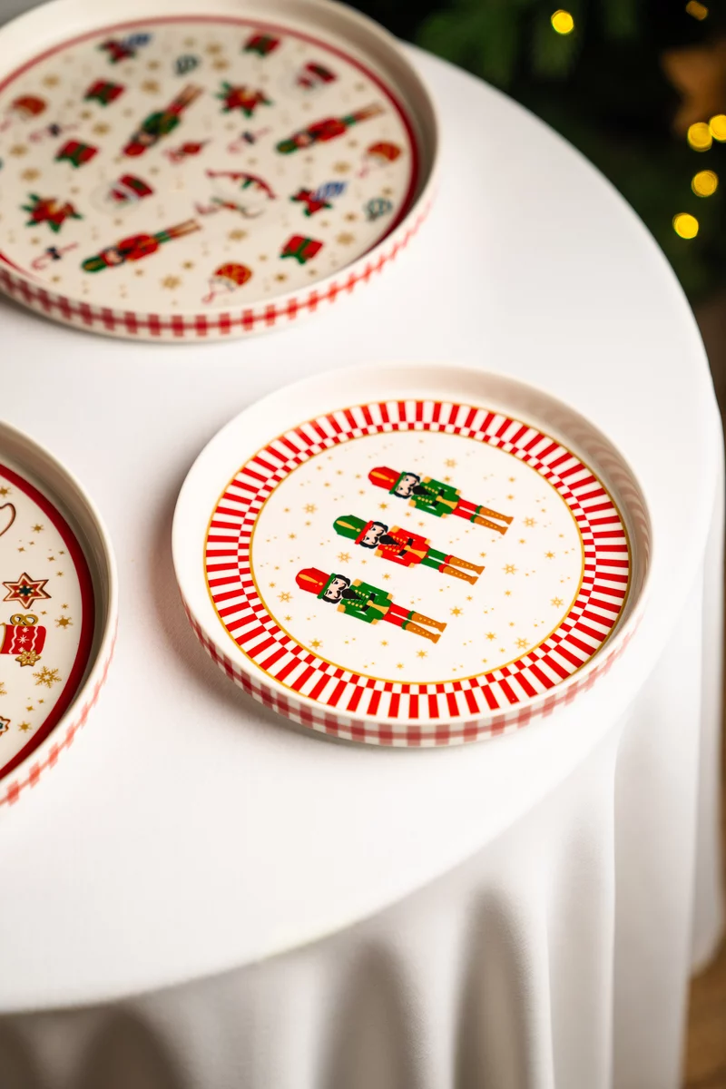 Молочный фарфоровый набор из 2х тарелок с рождественским декором Молочный фарфоровый набор из 2х тарелок с рождественским декором фотография 4